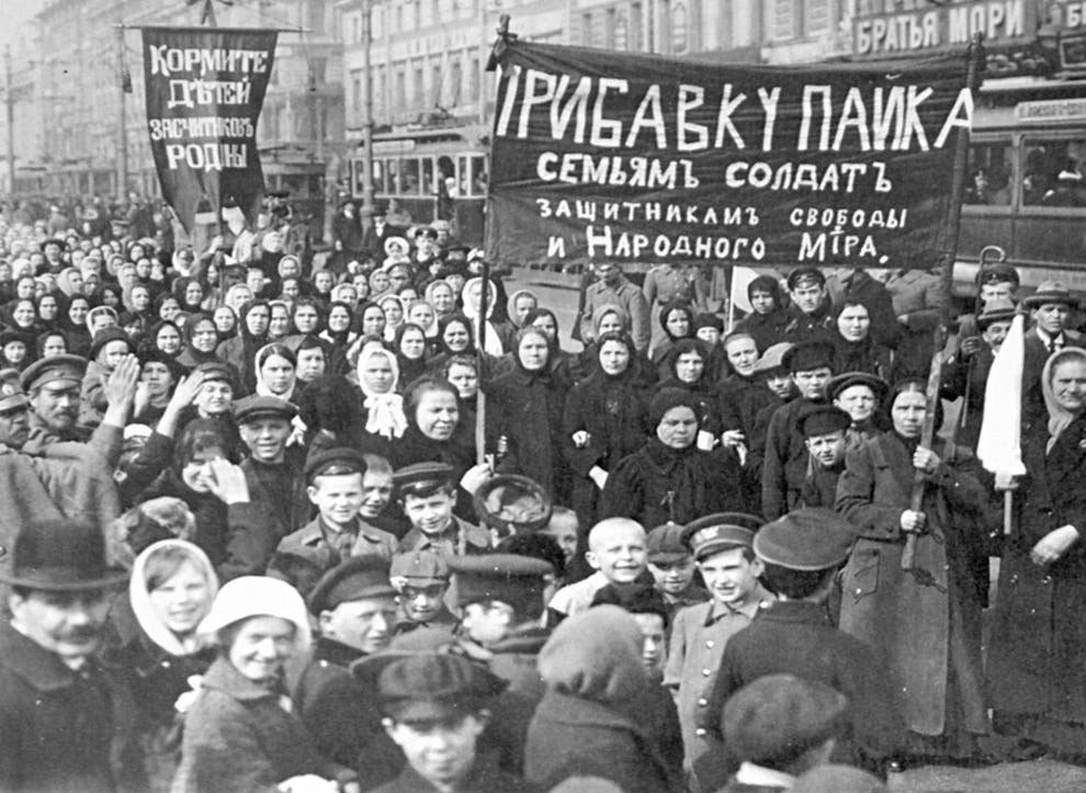 Pochod převážně žen v Petrohradě během únorové revoluce © Volné dílo